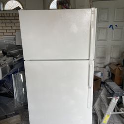 REAL NICE 18 CU.FT. FRIDGE. EXCELLENT RUNNING WHITE FRIDGE! FREEZER & FRIDGE BOTH RUN GREAT IN UNIT.RUNS LIKE BRAND NEW . RUNS QUIET.BEEN CLEANED IN &