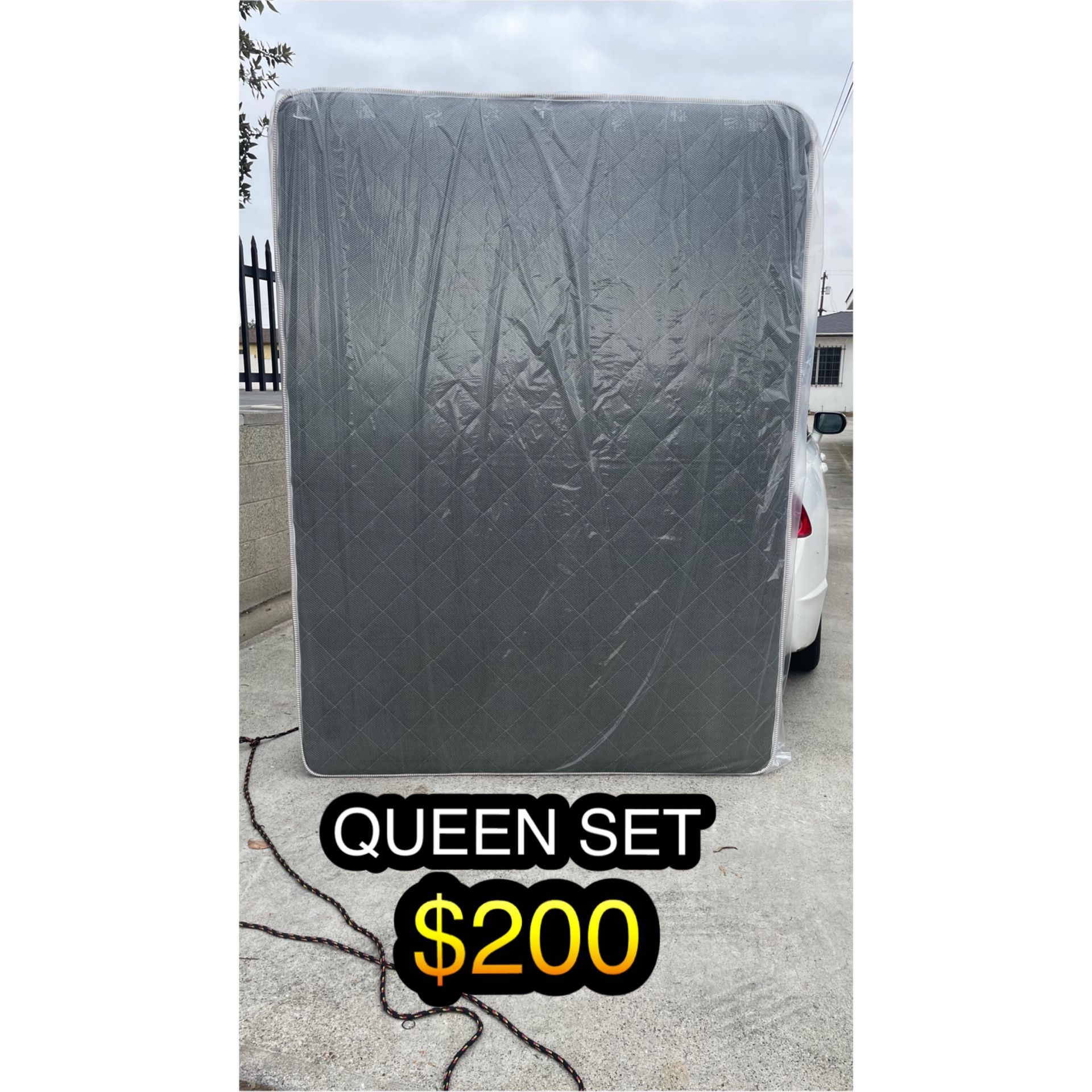 QUEEN MATTRESS WITH BOX SPRING 