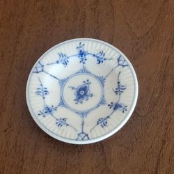 Vintage Royal Copenhagen Blue Fluted Plain Butter Pat Dish 3" Denmark Mini.
Pre-owned, very good shape, no chips or cracks. Please see photos for det