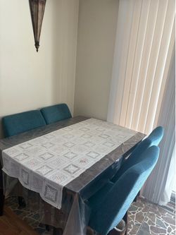 Lyncott Dining Table and 4 Chairs set