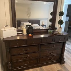 Solid Wood Dresser With Mirror 