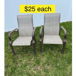 Outdoors patio chairs $25 each FIRM PRICE / Sillas patio $25 cada una