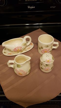 5 Pieces of Matching Dinnerware