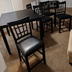 Dining Table With 4 Chairs. Lether Seats 