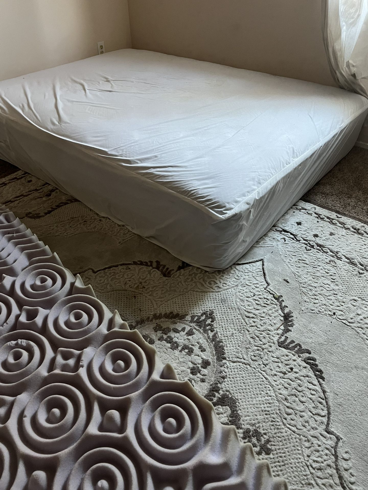 Queen Mattress. 1 Year Old. Sealy