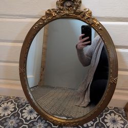 Vintage Ornate Oval Gold Mirror. 