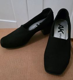 AK Sport by Anne Klein women's Voyage block heel pumps in black, size 6.5M