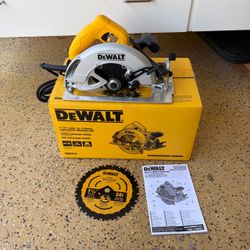 DEWALT 15 Amp Corded 7-1/4 in. Lightweight Circular Saw