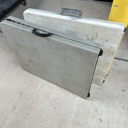 2 Folding Tables