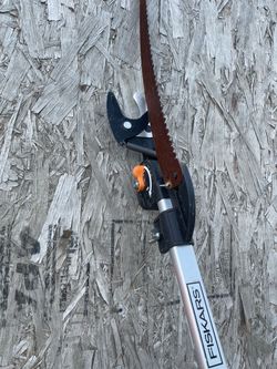 ESTATE SALE - Fiskars 2-in-1 extendable tree pruner and pole saw attachment 8-12ft