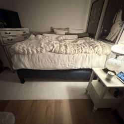 Brand New Never Been Used Queen Bed frame: Modern and Chic 