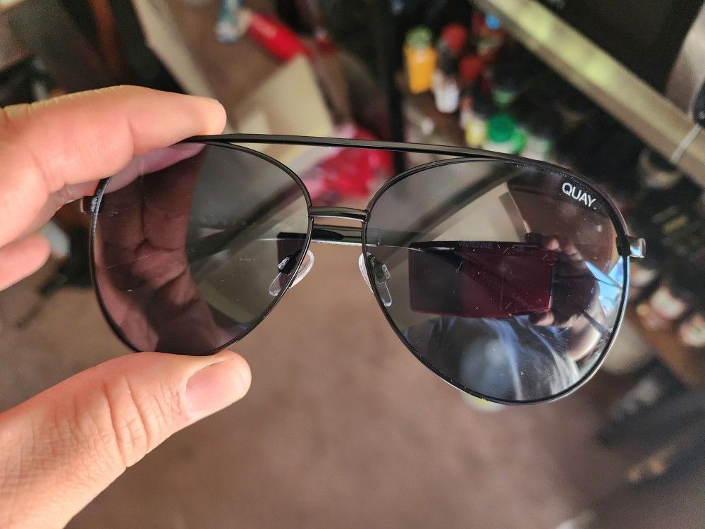 Sunglasses Quay With Case Vivnne 12b