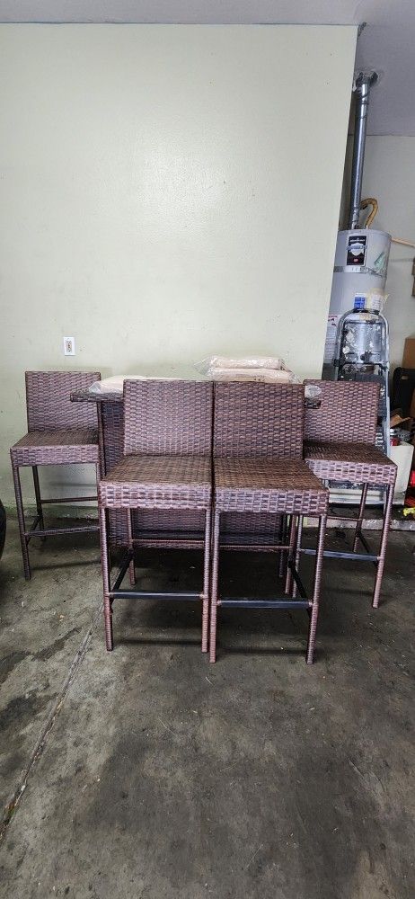 Table Bar With 4 Barstools Good Condition .