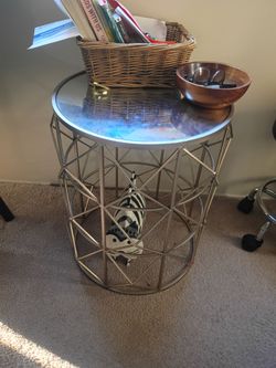 Circular mirrored table