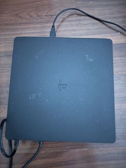 PlayStation Four // 2 Controller / Mike