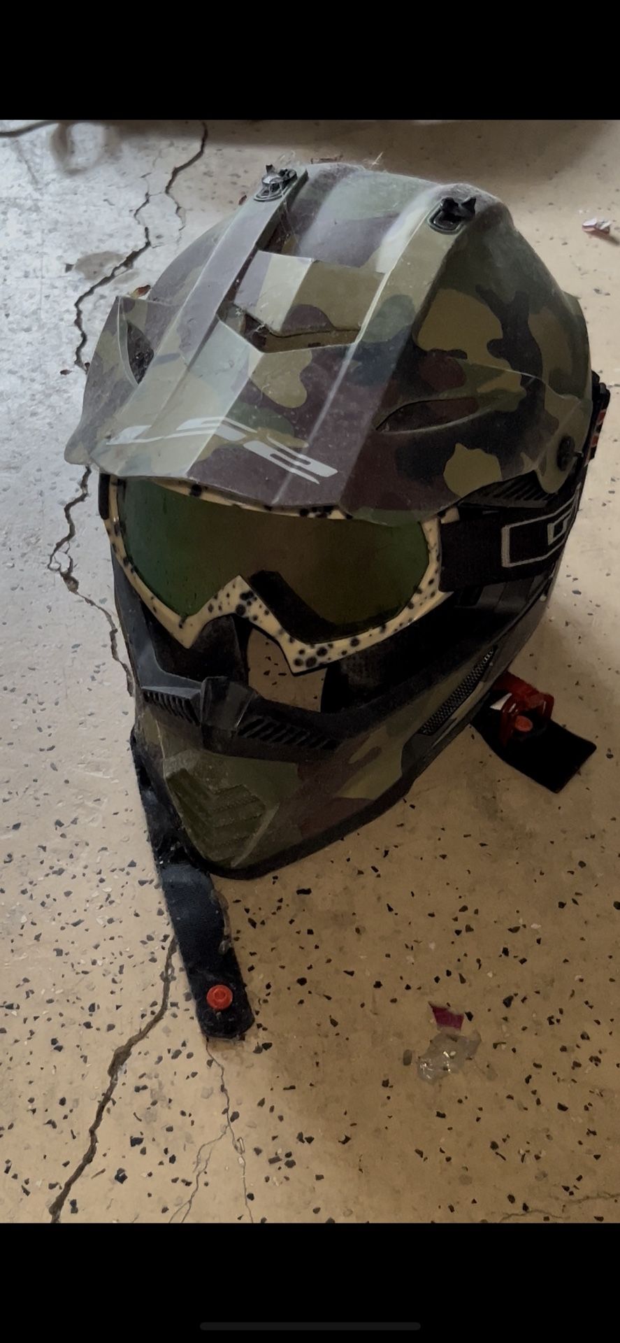 Camouflage helmet and glasses Small