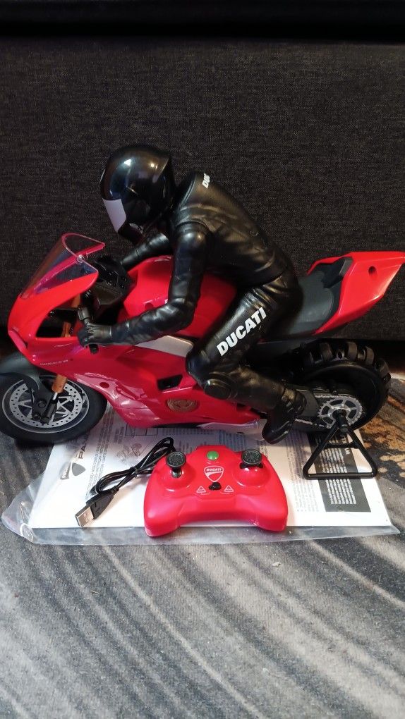Upriser Ducati, Authentic Panigale V4 S Remote Control Motorcycle Dose Wheelies And Burn Outs Brand New... 