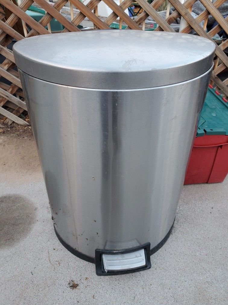STAINLESS STEEL TRASH CAN 14.5 GALLON W/ INNER CARRY BUCKET (FOOT PEDAL NOT WORKING)