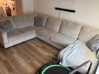 Large Beige Sectional Sofa with Chaise – Spacious & Comfortable