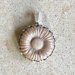 🐌 Pretty tan glass flower cabochon in silver tone setting - new old stock