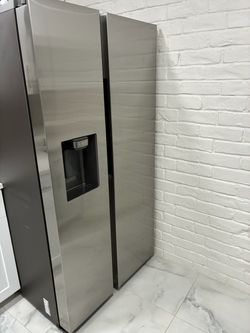 Samsung Stainless Steel Refrigerator with Ice & water Dispenser
