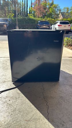 Hiar compact mini fridge with freezer