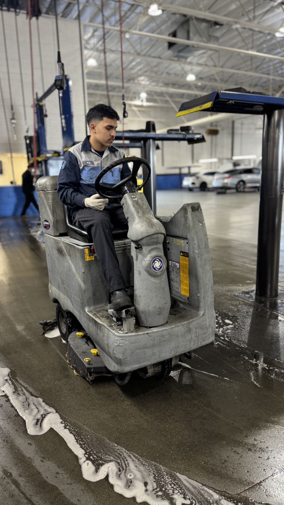 Advance Advenger Ride-On Floor Scrubber