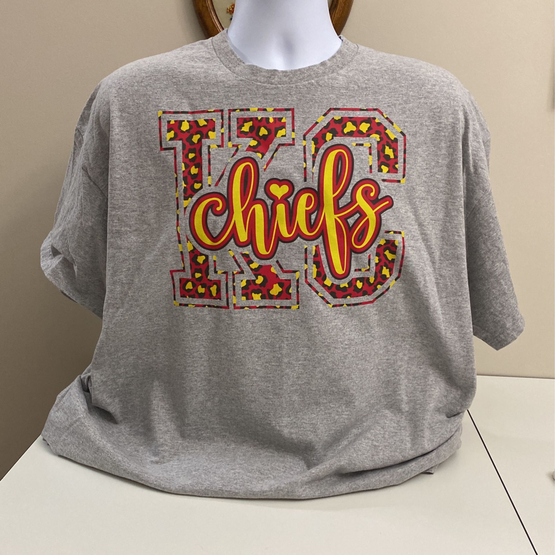 Chiefs Design T-Shirt, Gildan Size 2XL,NEW, (item 209)