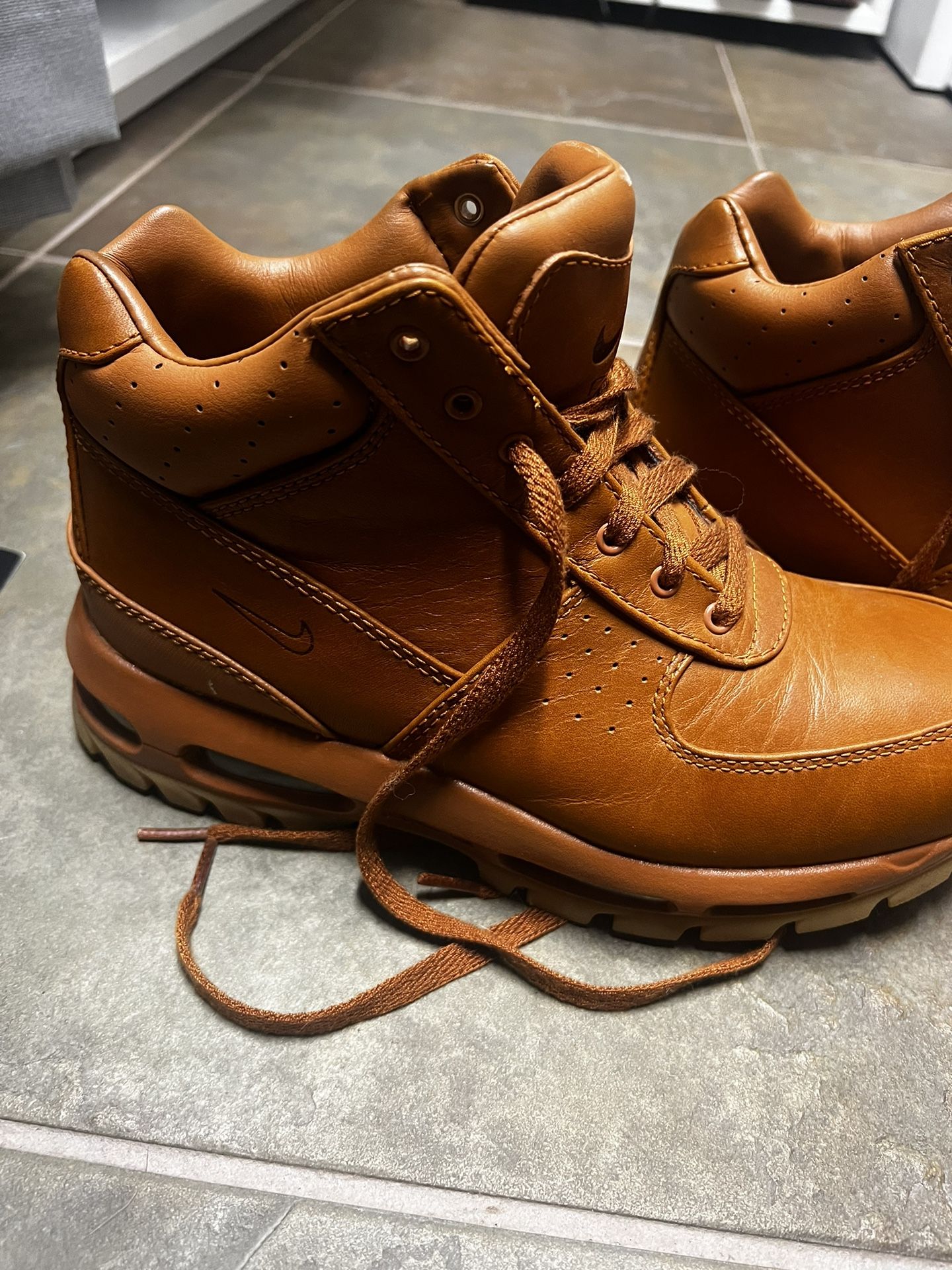 Nike ACG Boots - Men’s 7.5/women’s 8.5