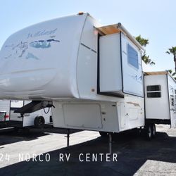 Clean 5th Wheel! 2004 Forest River Wildcat 30RLBS- 2 Slide outs!