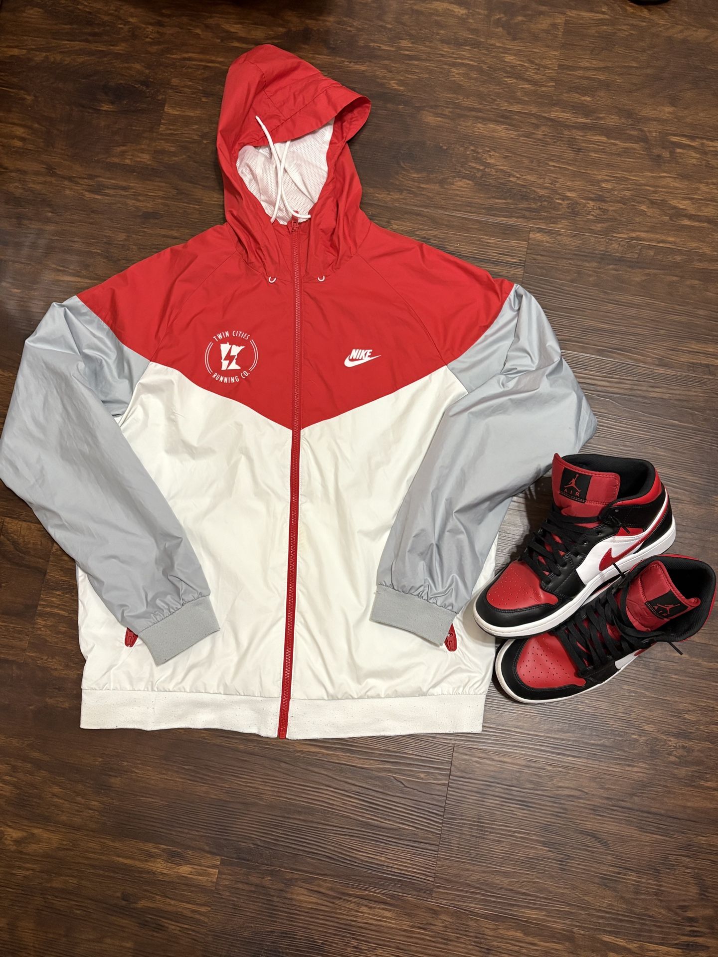 Nike windbreaker - Red Grey - Size L (fits good on a M)