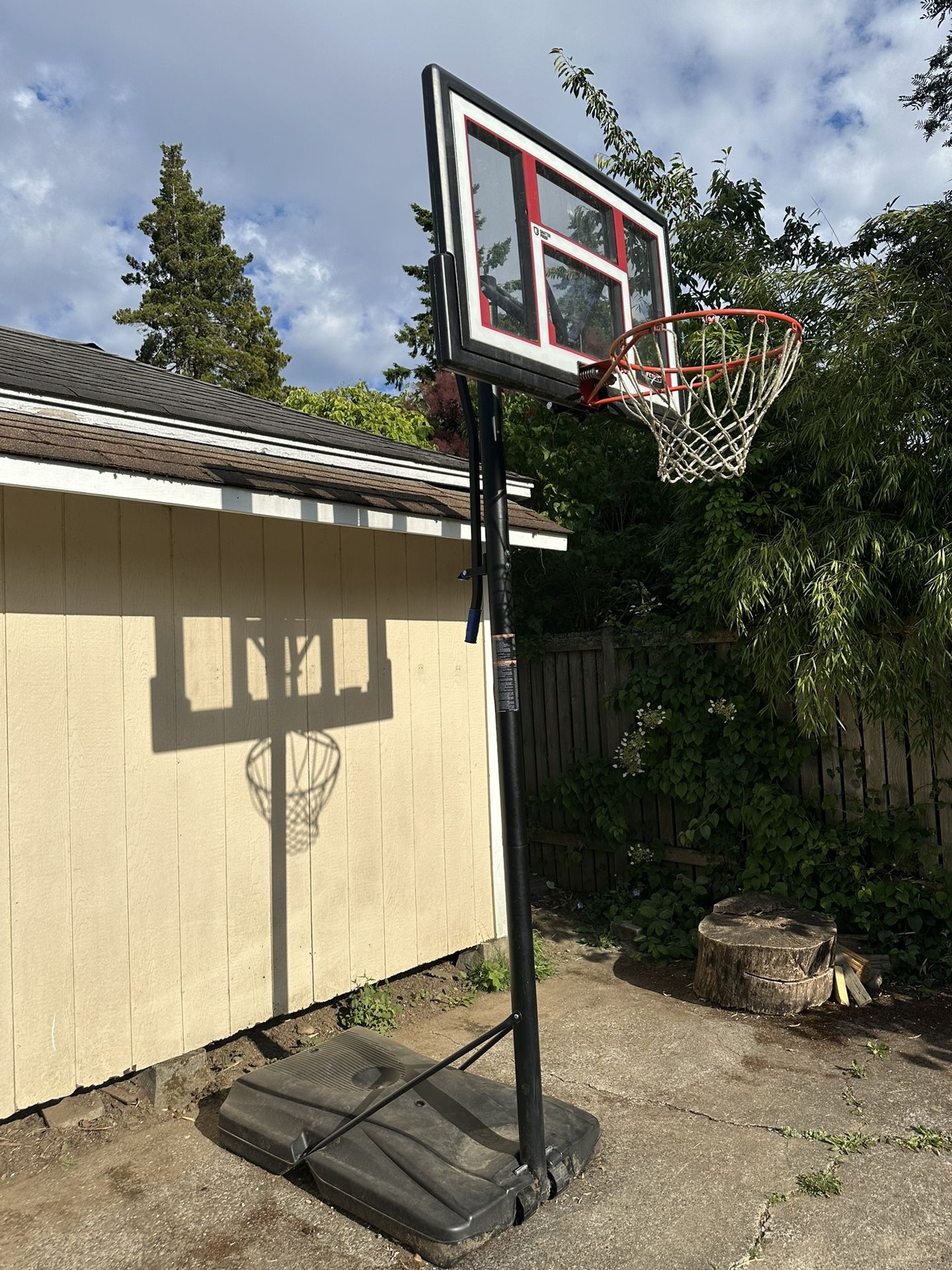 LIFETIME ADJUSTABLE PORTABLE BASKETBALL HOOP