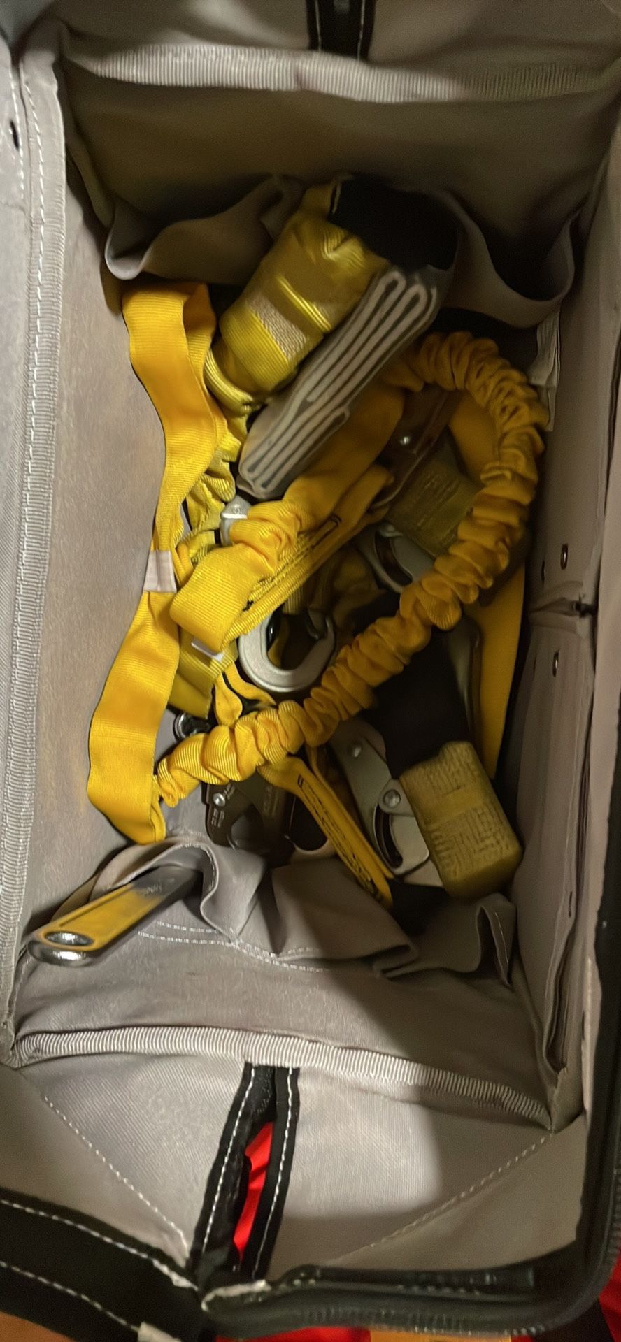 Climbing Harness Comes With Retractor Hard Hat And Full Belt