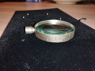 ANTIQUE ENGLISH WALNUT MAGNIFYING GLASS