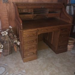 Oak Roll Top Desk with Key and Matching chair.  Immpeccable, no scratches or dents!