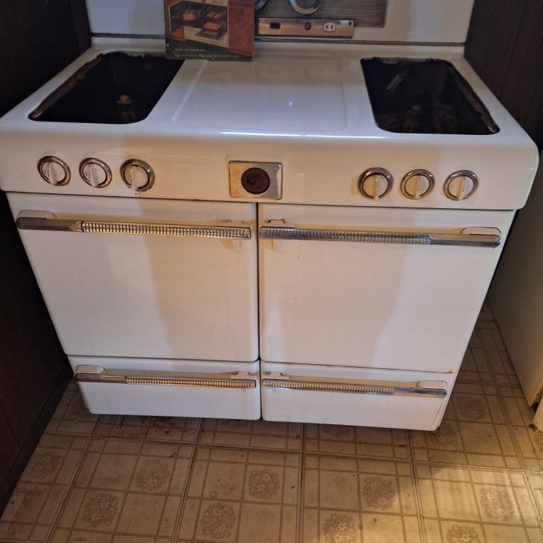 1953 Magic Chef Stove N Broiler 