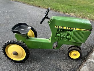 ERTL Model 520 Pedal Tractor With Cart