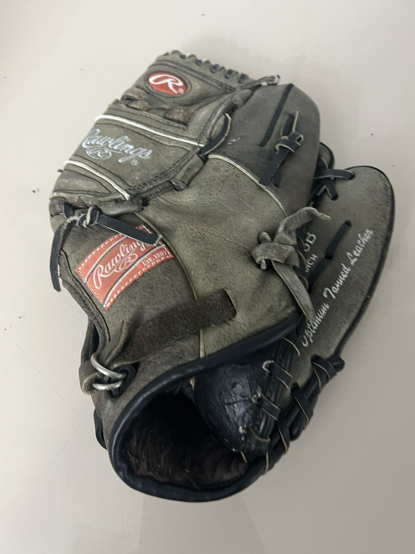 Rawlings  RBG65B 12" Baseball Softball Glove Right Hand Throw  Free Shipping. Pre owned in good condition with normal signs of usage see pics. Still h