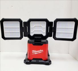 Milwaukee
M18 18-Volt Lithium-Ion Cordless 4500 Lumens ROVER Dual Power Triple-Panel Flood & Area Light (Tool-Only) NO INCLUYE BATERIA