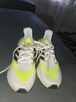 Adidas Ultraboost 21 J sneakers in white and solar yellow