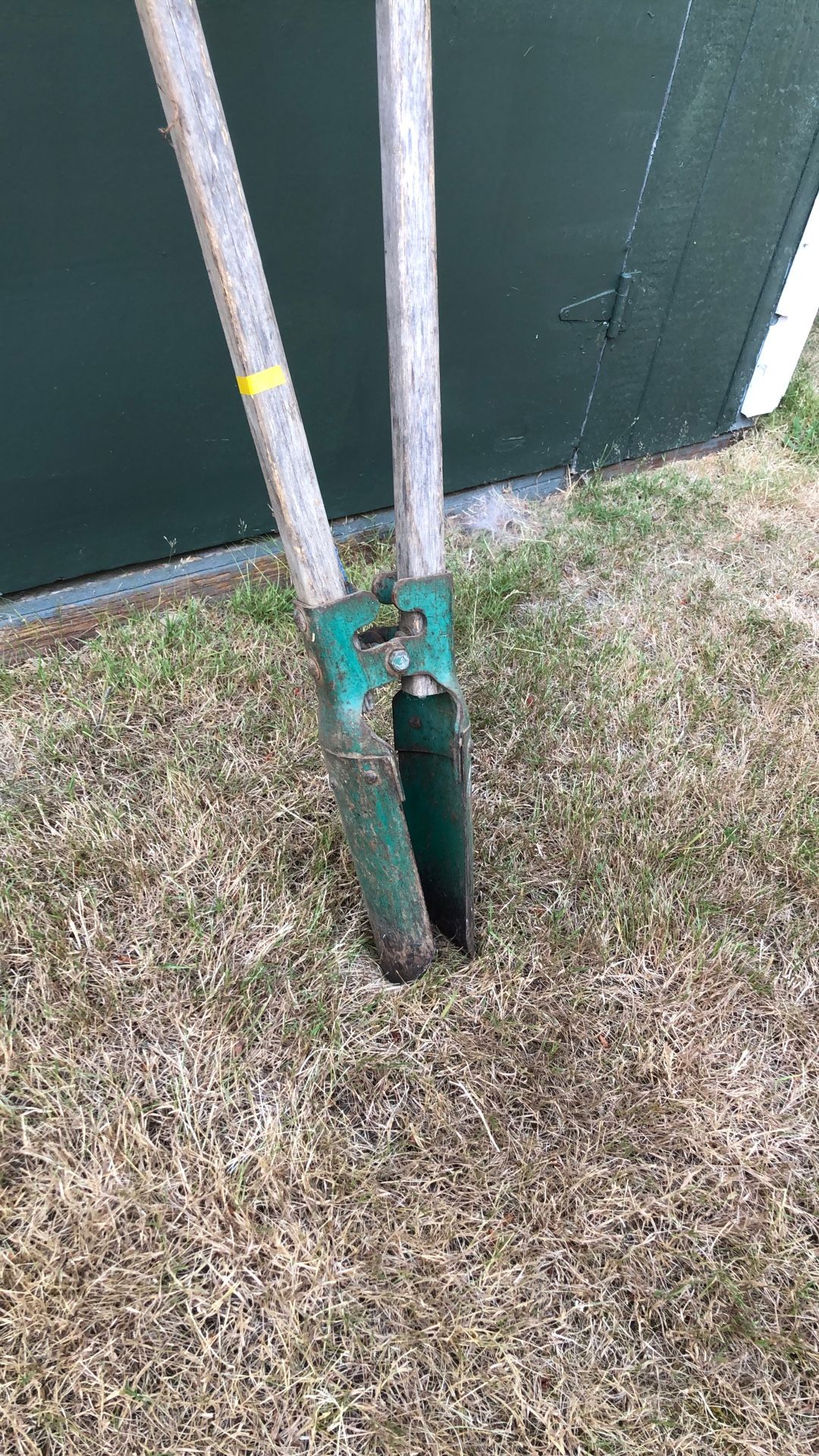 Post hole digger