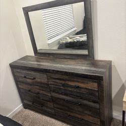 Dresser With Mirror 