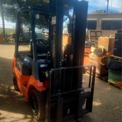 Toyota Forklift (very low hours)