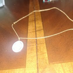 This is a vintage Avon porcelain ceramic oval floral pendant gold-tone necklace. 