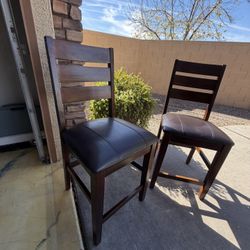 Beautiful Set Of Two Counter Heigh Barstools In Excellent Condition 