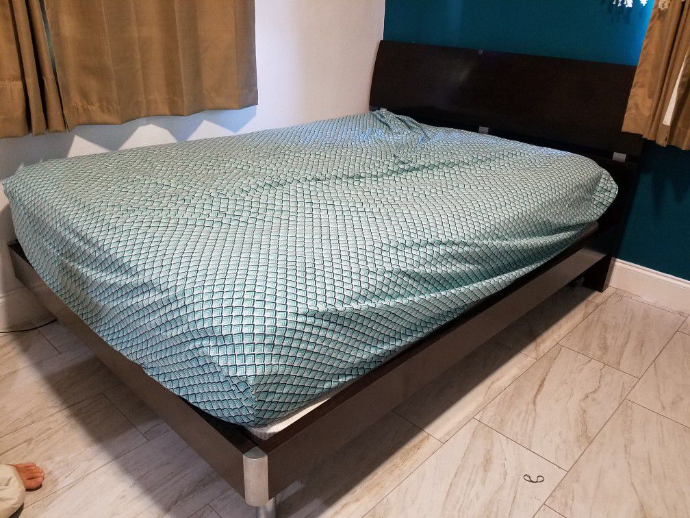 Full bed frame & mattress like new cama