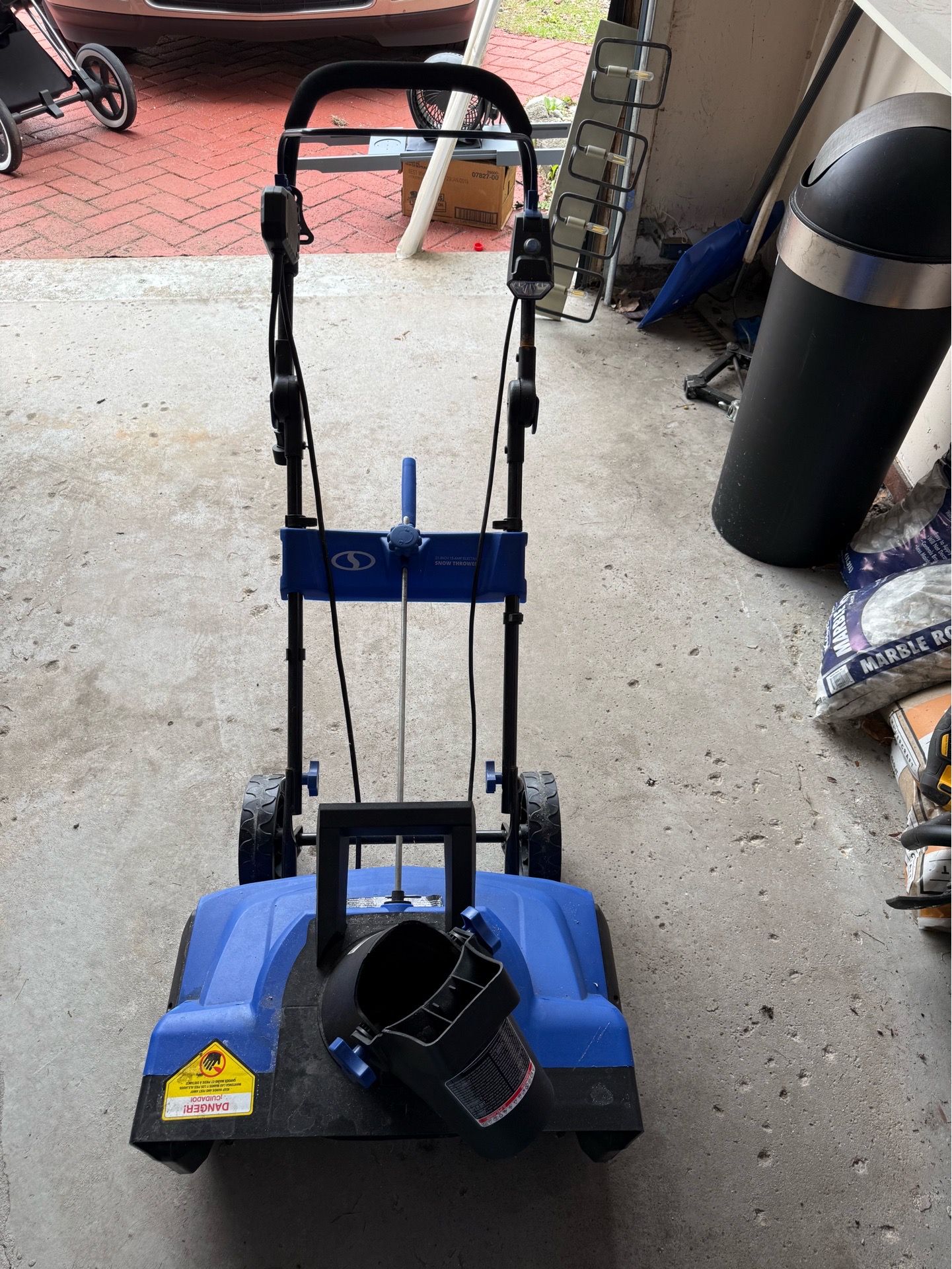 Electric snowblower