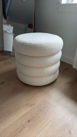 Round Boucle Ottoman Pouf