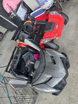 Tengo estos Dos Carros El Rojo le Falta Cargador Y El Negro La Vateria
