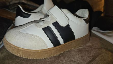 Size 7 Boy's Casual Sneakers $10 (77023)
